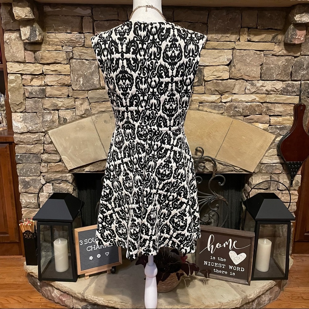 Gianni Bini Black White Damask Sleeveless Dress - Picture 7 of 10